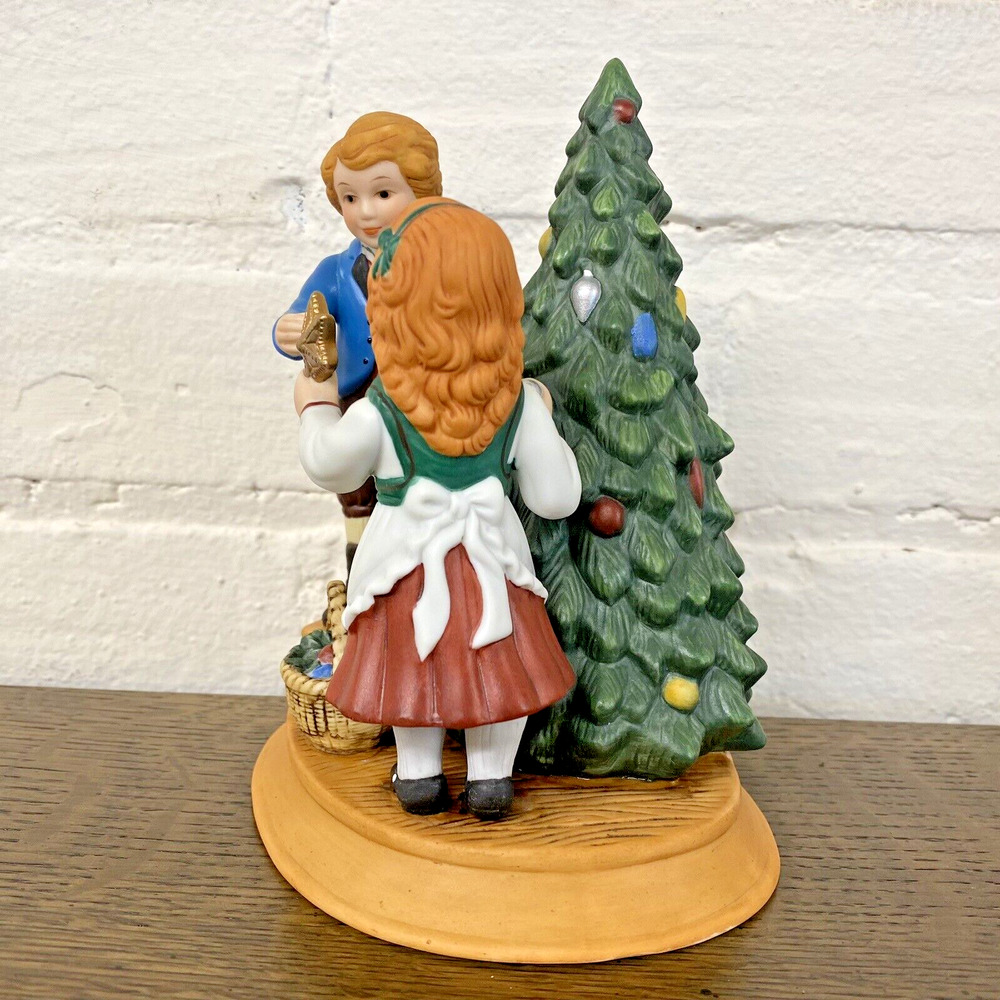 Avon Figurine "Keeping The Christmas Tradition" (1982) Traditional 2nd Edition - Picture 4 of 10